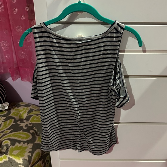 Shoulder cutout top - Picture 2 of 5